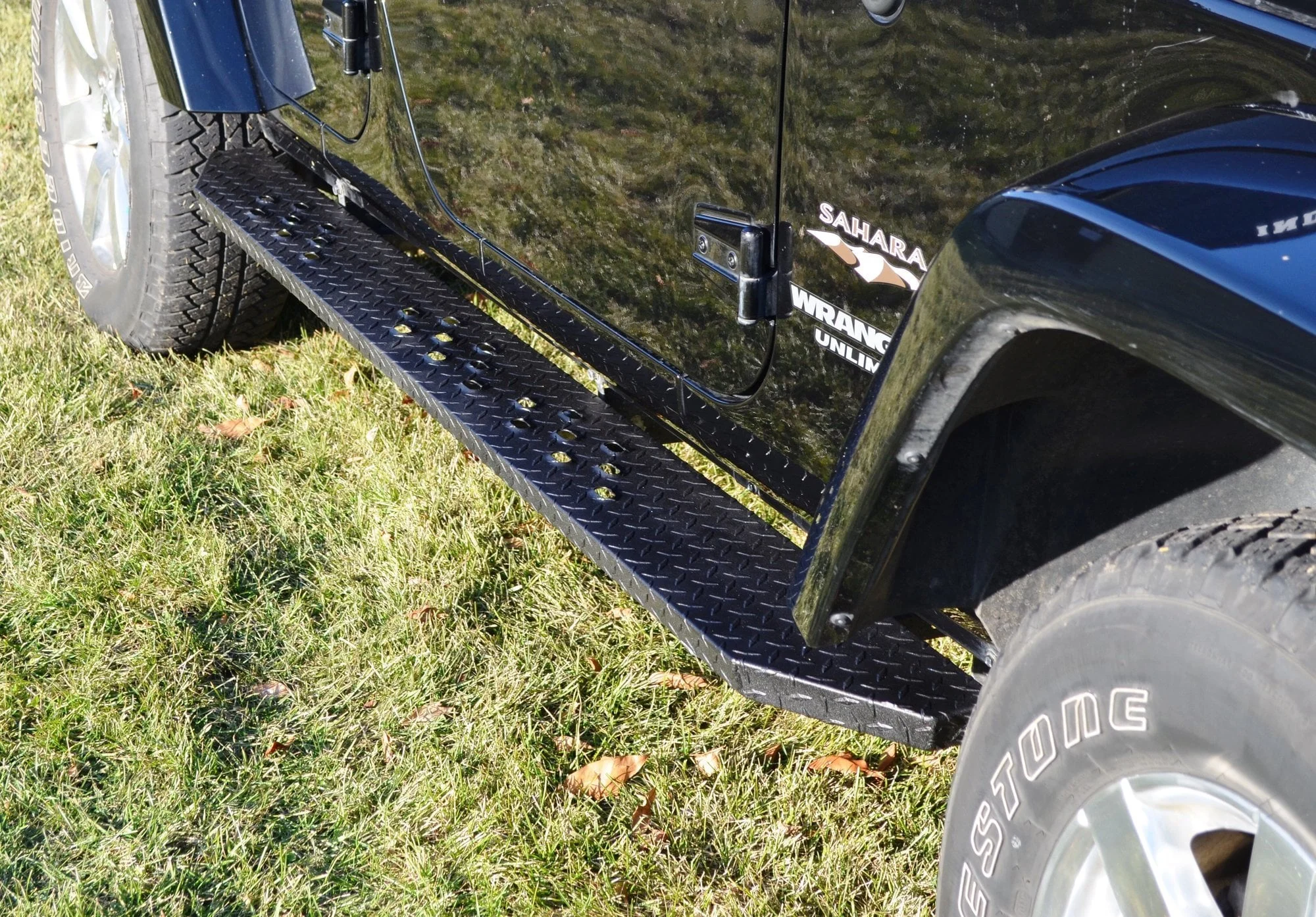 Owens Products 850031382 Venum Star Burst Running Boards Diamond Tread Mill Finish Black Aluminum for 18-20 Jeep Wrangler JL Unlimited