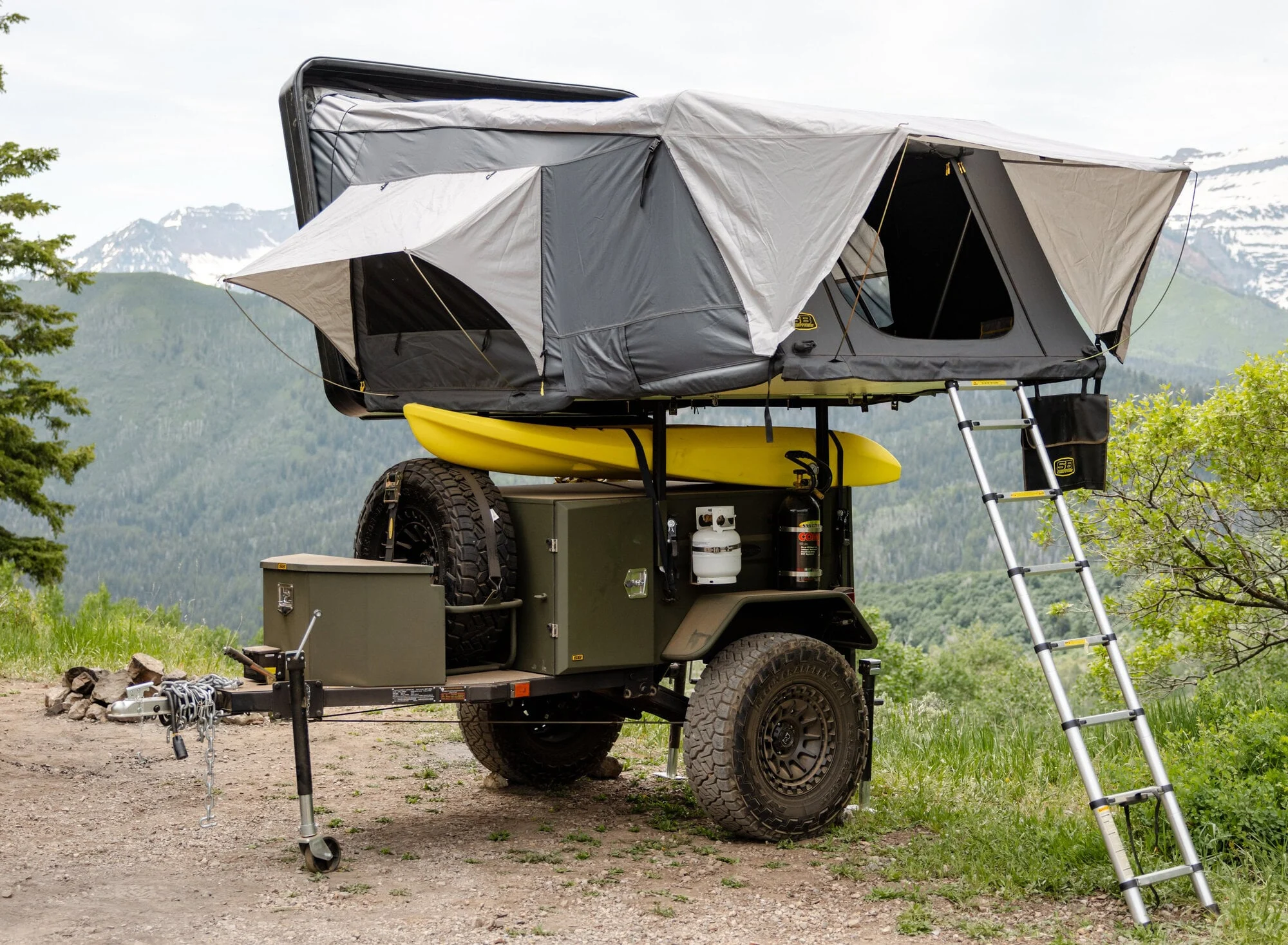 Smittybilt  Overland XL Hard Shell Rooftop Tent